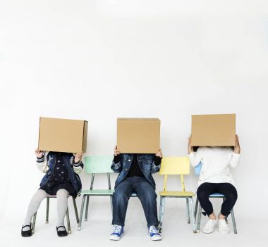 sandalye üzerinde oturan çocuklar