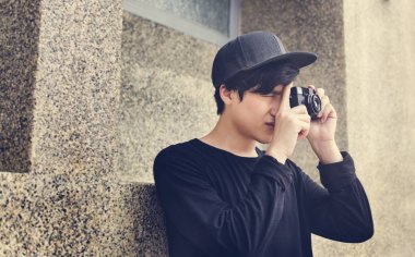 Asyalı çocuk alarak fotoğraf ile fotoğraf makinesi