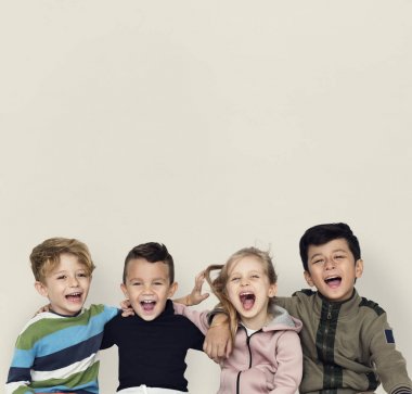 Çocuklar birlikte sarılma 