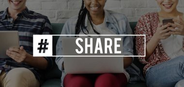 Dijital cihazlar kullanan öğrenciler