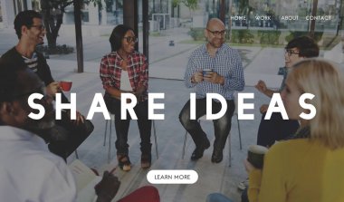 Daire içinde oturan insanların grup 