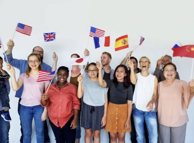 Çeşitli insanlardan oluşan bir grup 