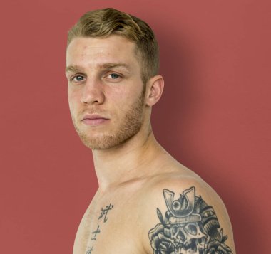 Gömleksiz dövmeli adam