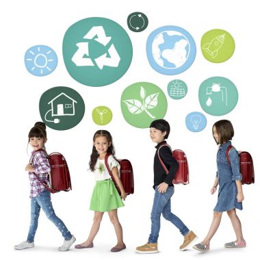 sırt çantaları ile okul öncesi çocuklar