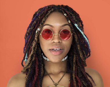 Olan dreadlocks stüdyoda dişi
