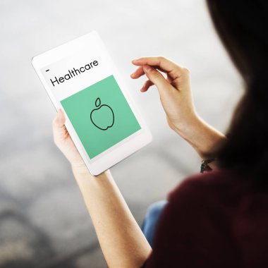 Dijital tablet tutan kadın