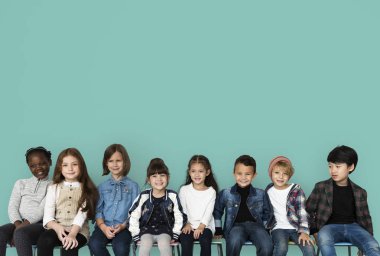 birlikte sandalyelere oturan çocuklar