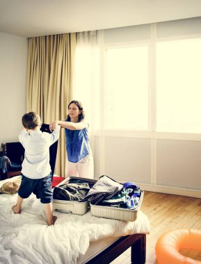 Oğlu anne pack elbise yardım