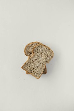 kahverengi ekmek dilimleri