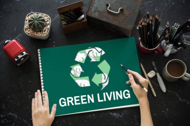 masada çalışan yaratıcı tasarımcı