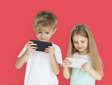 Cep telefonları oynayan çocuklar