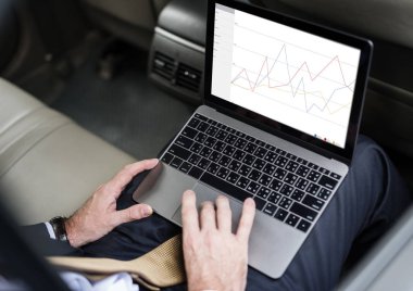 İşadamı laptop ile çalışma