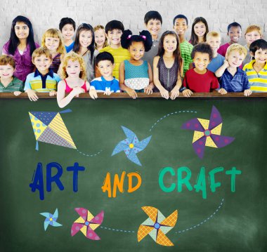 büyük kara tahta tutan çocuk kalabalık 