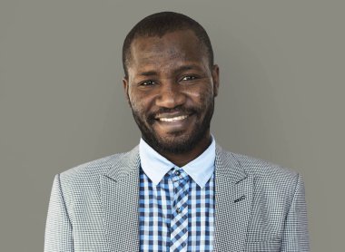 Gülümseyen Afrikalı Amerikalı adam