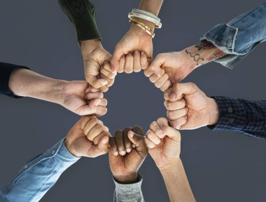 bir grup insan yumruk çemberde tutuyor