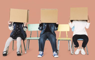 çocuklar kafaları kutuları ile kaplama 