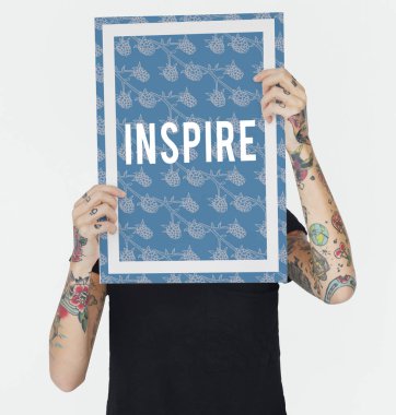 Dövmeli kişi holding afiş. 