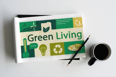 boyama kitabı ve kahve fincanı