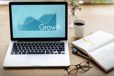 açılan dizüstü bilgisayar ile ahşap masa