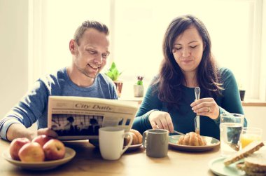 Çift evde kahvaltı yapıyor.