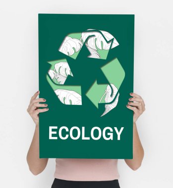 kadın holding afiş elinde