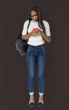 Afrikalı kadın Smartphone kullanarak  