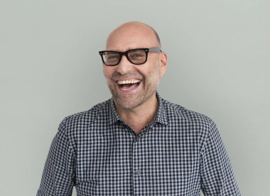 stüdyoda gülümseyen adam