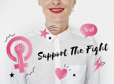 Beyaz gömlekli genç kadın