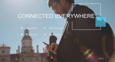 Akıllı telefon kullanan iş adamı