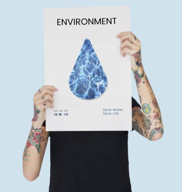 Dövmeli kişi holding afiş. 