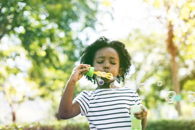 park kız üfleme kabarcıkları