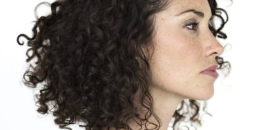 kıvırcık saçlı dalgın kadın