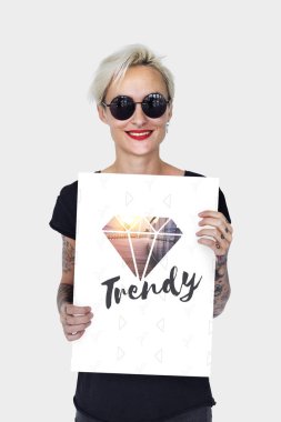 Dövmeli kişi holding afiş. 