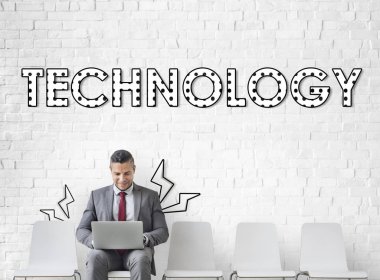 Dizüstü bilgisayarda çalışan bir iş adamı 