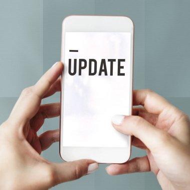 İnsan eli akıllı telefonu tutar