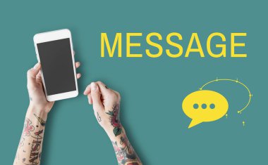 Akıllı telefon kullanan dövmeli kişi.