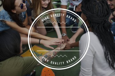 kafede oturan çok ırklı arkadaşlar