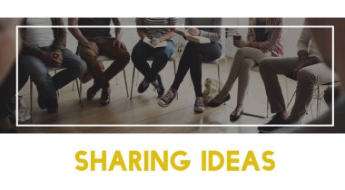 İnsanlar sandalyede oturuyor.