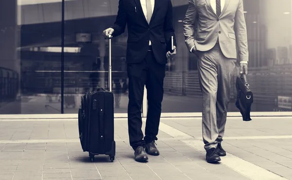 Άνδρες των επιχειρήσεων μιλώντας με αποσκευές — Φωτογραφία Αρχείου