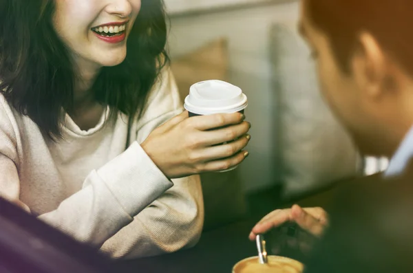 Coppia avendo data in caffè — Foto Stock