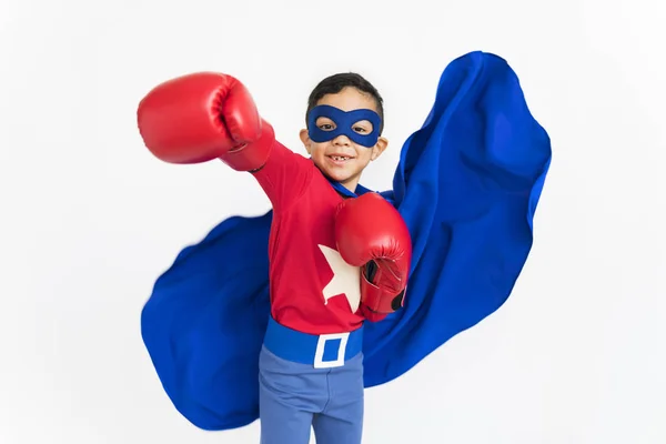 Fiú visel szuperhős jelmez — Stock Fotó