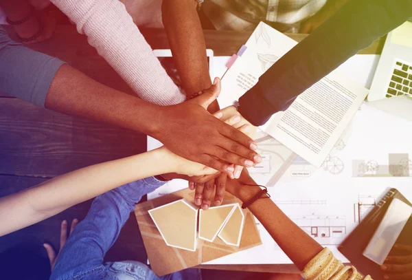 Personas cogidas de la mano — Foto de Stock