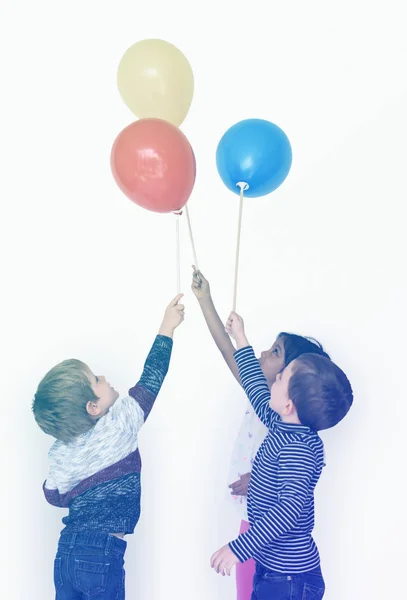 Niños sosteniendo globos —  Fotos de Stock