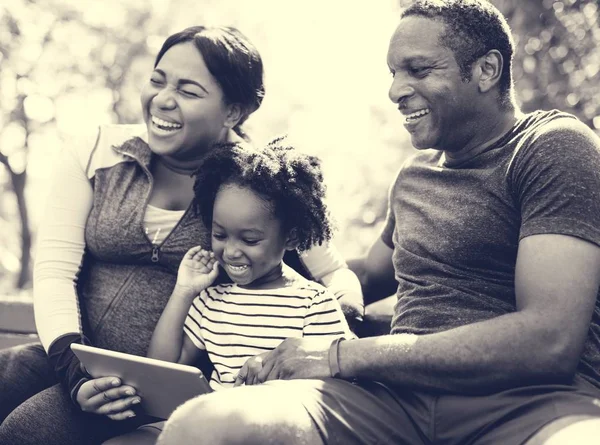 Familj som använder digital surfplatta — Stockfoto