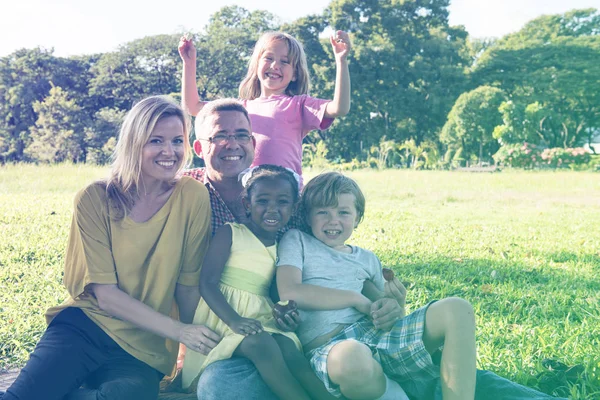 Familie ontspannen in thepark — Stockfoto