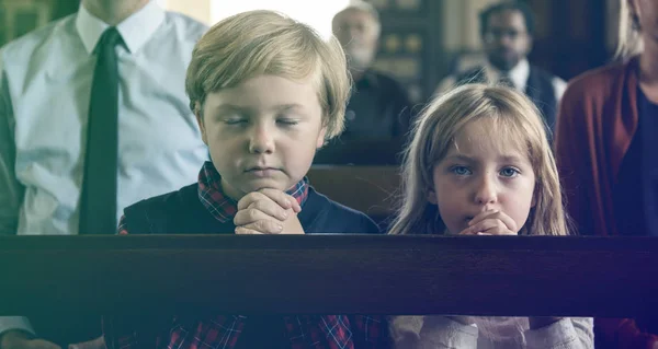 A gyerekek a templomban imádkozott — Stock Fotó