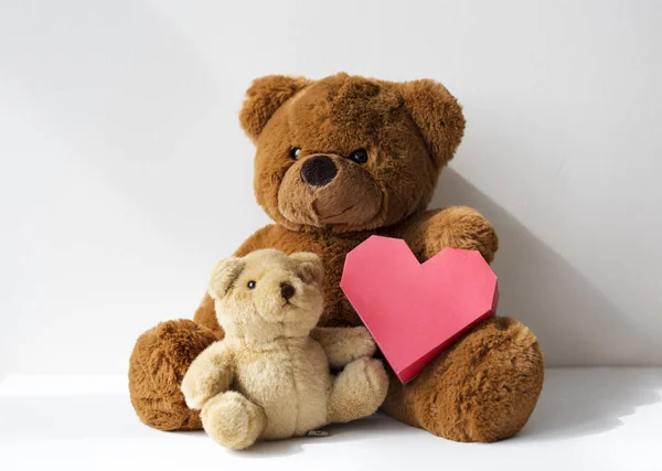 Dois ursos de pelúcia com coração vermelho — Fotografia de Stock