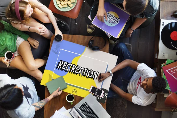 Amigos multiétnicos sentados en la mesa en la cafetería —  Fotos de Stock