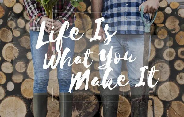 Agricultores em jeans e botas com lenha — Fotografia de Stock