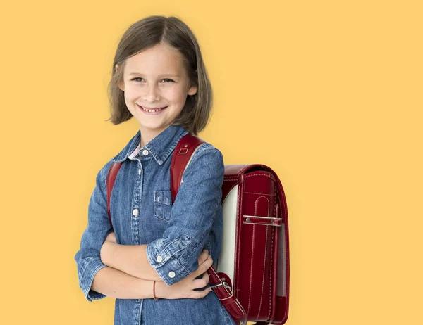 Menina da escola com mochila — Fotografia de Stock